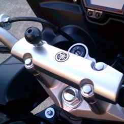 RAM MOUNTS úchyt na motorku s upnutím šrouby M8 do řídítek, s 1" čepem